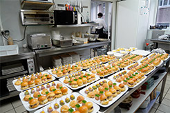 petits-fours-reception-mariage-hostellerie-la-bruyere-cantal cuisine professionnelle dans salle de mariage à l'hostellerie la bruyère dans le Cantal